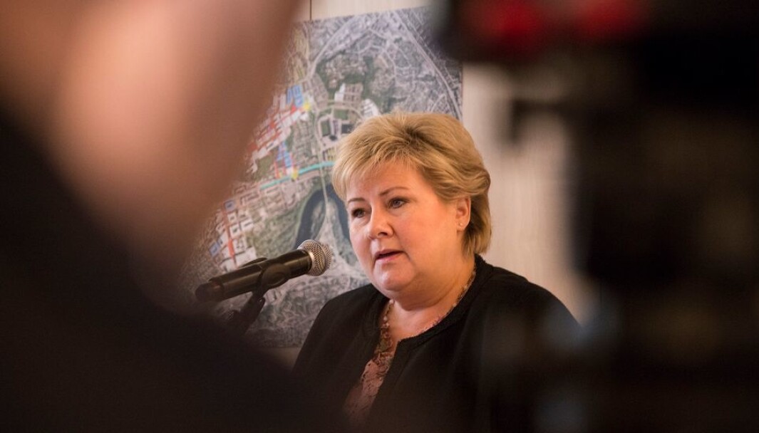 Fysisk undervisning tidligst i siste halvdel av mai, varsler Erna Solberg. Men da er det eksamenstid. Fysisk undervisning tidligst i siste halvdel av mai, varsler Erna Solberg. Men da er det eksamenstid.