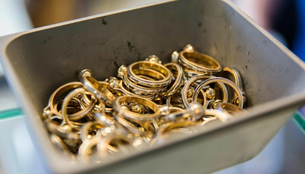 NTH-ringen har åpenbart ikke gått ut på dato. Gullsmed Per Erling Espnes lager 50 ringer i løpet av ei uke, og Gullsmed Dahlsveen selger mellom 800 og 900 ringer i året. 