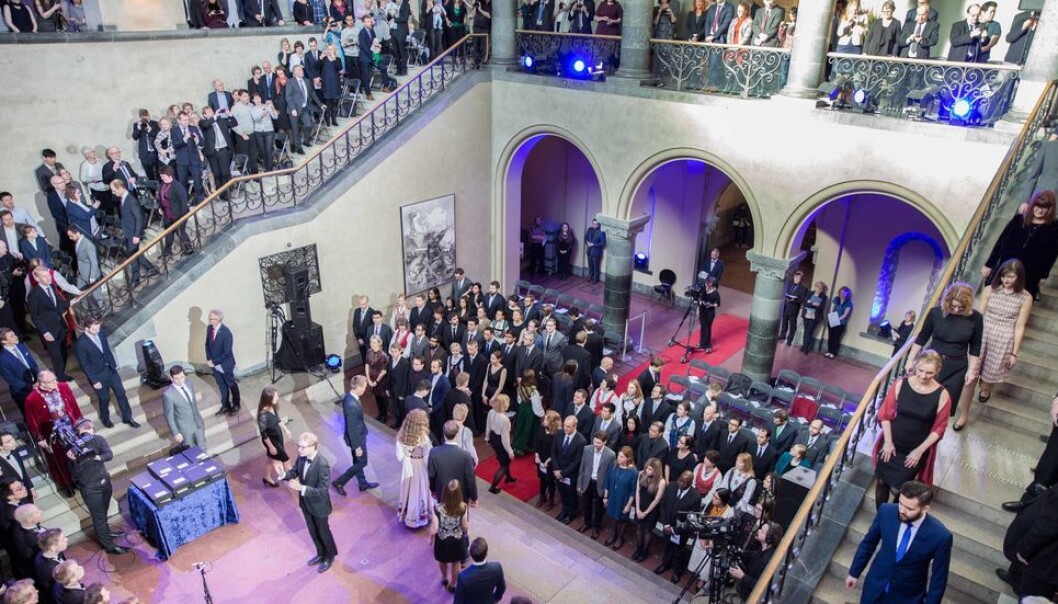 Doktorpromosjonen pleier å foregå i aulaen i Hovedbygningen på Gløshaugen. Doktorpromosjonen pleier å foregå i aulaen i Hovedbygningen på Gløshaugen.