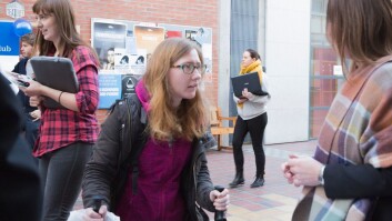 Jobbjakt. Martine Eliasson (nærmest), skal fullføre en master i funksjonshemming og samfunn, og spør NTNU Karrieres Cecilie Baar om råd og tips. Jobbjakt. Martine Eliasson (nærmest), skal fullføre en master i funksjonshemming og samfunn, og spør NTNU Karrieres Cecilie Baar om råd og tips.