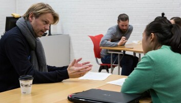 I D112 gir Lars Jørgensen (nærmest) og Morten Carlson fra NTNU karriere CV-råd til dem som ber om det. 