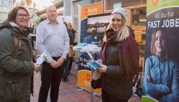 HR-rådgiver Jørn Jønsberg lokker lærerstudentene Anna Spjøtvoll (til høyre) og Stine Ånes med jobbgaranti. HR-rådgiver Jørn Jønsberg lokker lærerstudentene Anna Spjøtvoll (til høyre) og Stine Ånes med jobbgaranti.