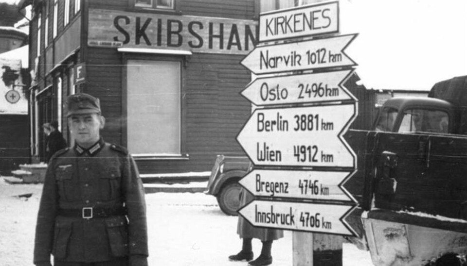 Tysk infanterisoldat i Kirkenes 1941. Veiskiltet viser at det er 388 mil til Berlin, hovedstad i det nasjonalsosialistiske Tyskland.