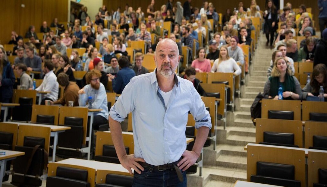 Fredrik Shetelig er dekan ved AD-fakultetet, hvor det konfliktrammede KiT er lagt. - Mange er kritisk til hvordan ledelse utøves på instituttet og på fakultetsnivået, står det å lese i rapporten. Bildet er fra et allmøte ved fakultetet ved en tidligere anledning. Fredrik Shetelig er dekan ved AD-fakultetet, hvor det konfliktrammede KiT er lagt. - Mange er kritisk til hvordan ledelse utøves på instituttet og på fakultetsnivået, står det å lese i rapporten. Bildet er fra et allmøte ved fakultetet ved en tidligere anledning.