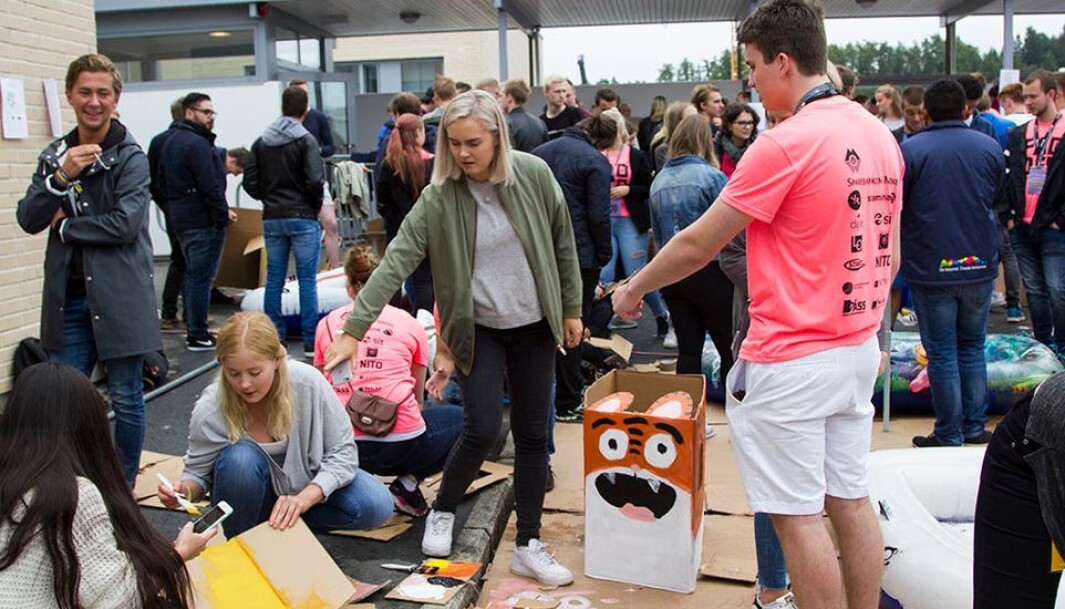 Studenter i Ålesund i full sving med å forberede seg til Mario Kart-løpet for noen år siden. Her dekoreres pappesker, som studentene ifører seg når de skal løpe om kapp. Arkivbilde. Studenter i Ålesund i full sving med å forberede seg til Mario Kart-løpet for noen år siden. Her dekoreres pappesker, som studentene ifører seg når de skal løpe om kapp. Arkivbilde.