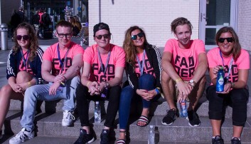 Faddere slapper av i sola før det braker løs med immatrikulering og fadderfestival. Fra venstre: Frøydis Jeilen, Fredrik Eiffe, André Flo, Thea M. Hufthammer, Torbjørn H. Hjelt og Kersti Kesper Faddere slapper av i sola før det braker løs med immatrikulering og fadderfestival. Fra venstre: Frøydis Jeilen, Fredrik Eiffe, André Flo, Thea M. Hufthammer, Torbjørn H. Hjelt og Kersti Kesper