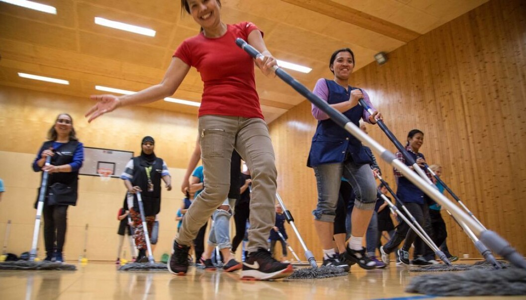 Hvordan blir renholdere ivaretatt når det omorganiseres? Det er ofte renholderne det går ut over? Dette er spørsmål som er stilt i høringsrunden. Arkivbilde fra da renholderne var på moppekurs for noen år siden. Hvordan blir renholdere ivaretatt når det omorganiseres? Det er ofte renholderne det går ut over? Dette er spørsmål som er stilt i høringsrunden. Arkivbilde fra da renholderne var på moppekurs for noen år siden.