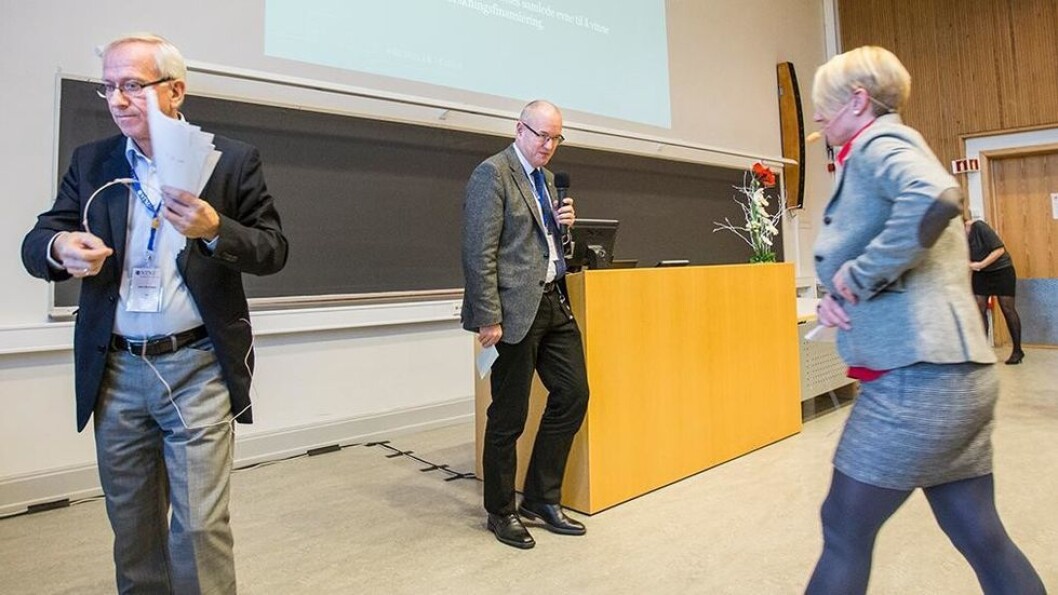 Gjøvik-rektor Jørn Wroldsen, NTNU-rektor Gunnar Bovim og Ålesund-rektor Marianne Synnes bytter plass på podiet. Gjøvik-rektor Jørn Wroldsen, NTNU-rektor Gunnar Bovim og Ålesund-rektor Marianne Synnes bytter plass på podiet.