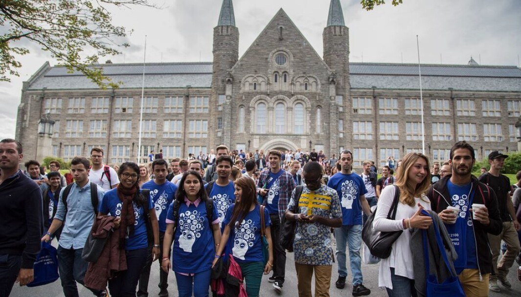 Hva er et universitet, utover alle de menneskene som har sitt virke der? Svaret fikk vi i år 2020 - det er, framfor alt, et øde sted. Et virtuelt universitet, som ikke gir mennesker mulighet til å møtes, er noe annet. Arkivfoto: Dette bildet er tatt ved en tidligere anledning. Vi setter vår lit til at anledningen byr seg igjen. Hva er et universitet, utover alle de menneskene som har sitt virke der? Svaret fikk vi i år 2020 - det er, framfor alt, et øde sted. Et virtuelt universitet, som ikke gir mennesker mulighet til å møtes, er noe annet. Arkivfoto: Dette bildet er tatt ved en tidligere anledning. Vi setter vår lit til at anledningen byr seg igjen.
