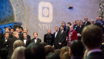 Kunstnerduoen Michael Elmgreen og Ingar Dragset fikk æresplassene - mellom rektor Gunnar Bovim og prorektor Johan Hustad. Kunstnerduoen Michael Elmgreen og Ingar Dragset fikk æresplassene - mellom rektor Gunnar Bovim og prorektor Johan Hustad.