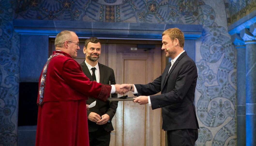 Kunstnerduoen Ingar Dragset (i midten) og Michael Elmgreen (t.h.) ble i 2015 utnevnt til æresdoktorer ved NTNU.