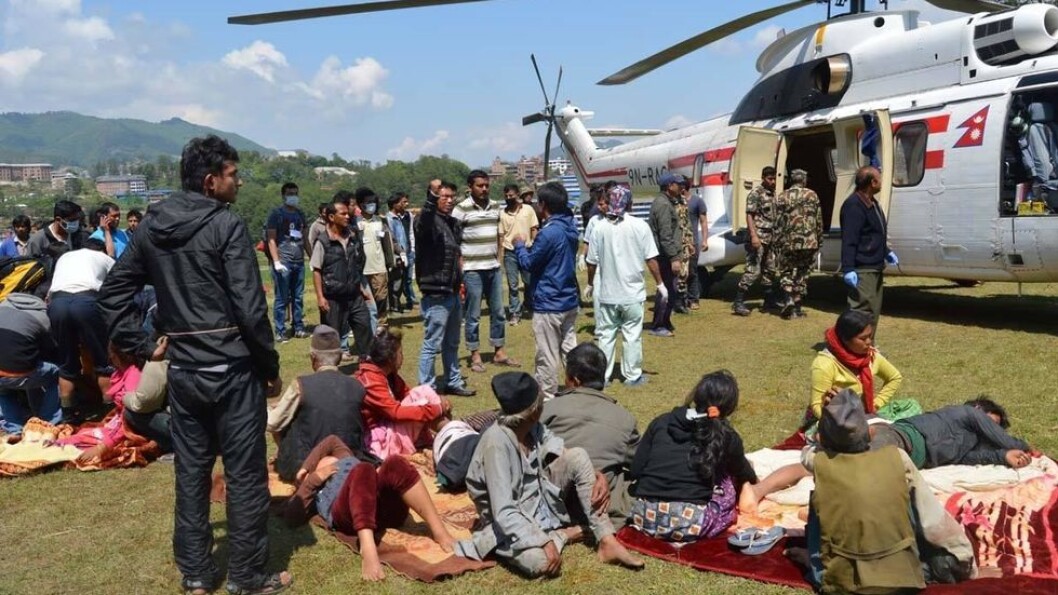 Dhulikel hospital i Kathmandu er fylt til randen av skadde etter jordskjelvet. Mange blir behandlet på gårdsplassen utenfor sykehuset og skadde blir fraktet til sykehuset i helikopter fra områder som har mistet veiforbindelsen. Dhulikel hospital i Kathmandu er fylt til randen av skadde etter jordskjelvet. Mange blir behandlet på gårdsplassen utenfor sykehuset og skadde blir fraktet til sykehuset i helikopter fra områder som har mistet veiforbindelsen.