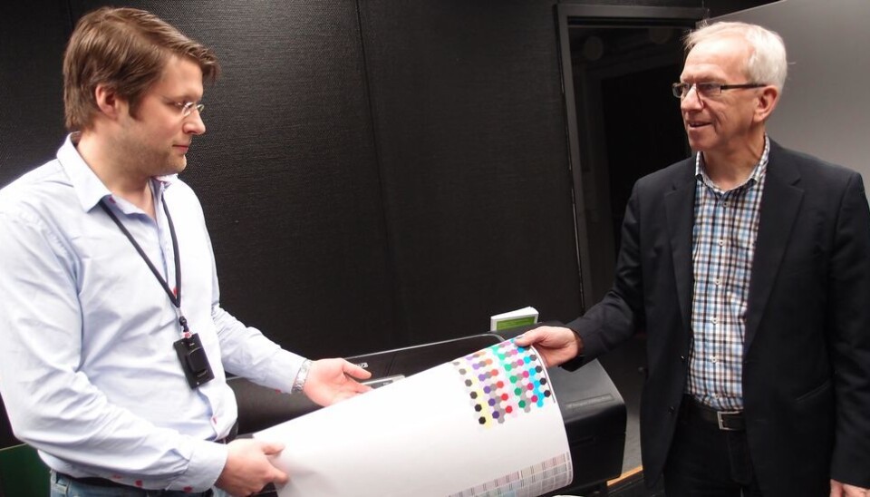 Dekan Nils Kalstad Svendsen og rektor Jørn Wroldsen ved tolvfargeprinteren i fargelaboratoriet. Den koster noen hundre tusen i året å leie. Til gjengjeld er den til stor hjelp for å gjenskape bilder.