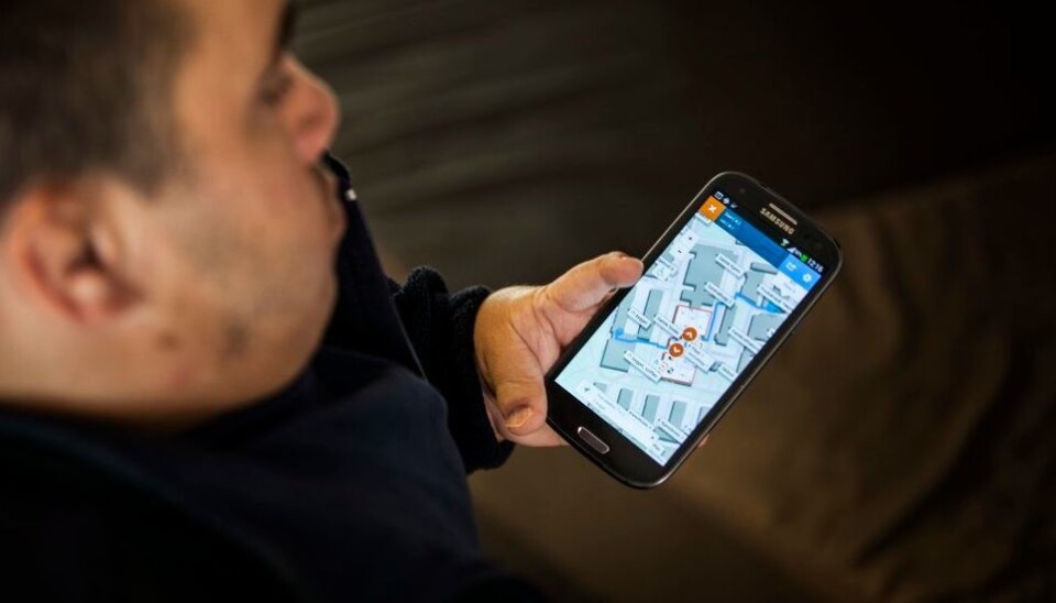 Djuvsland setter opp en rute fra IT-bygget til en datasal i fjerde etasje i P15-bygget på den andre siden av sentralblokkene når vi tester mobilkartet for rullestolbrukere.