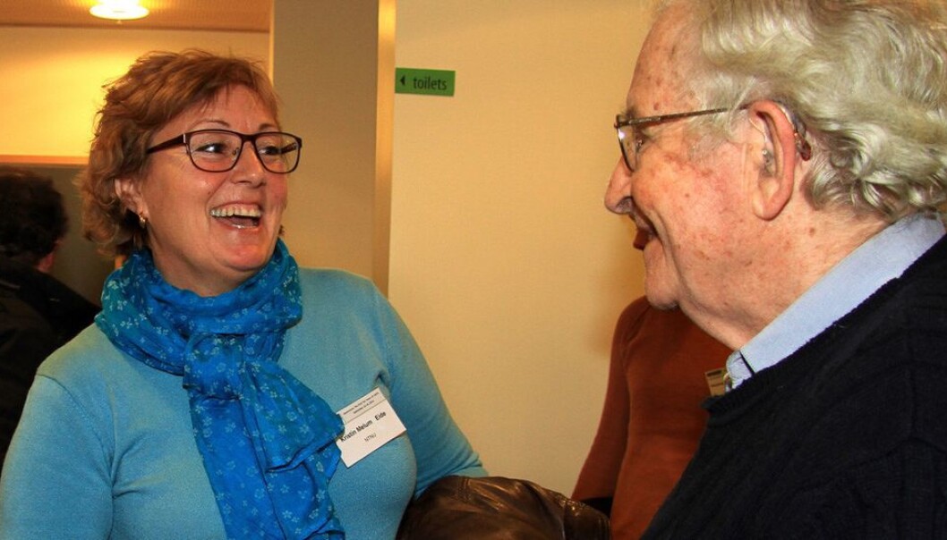 Om å snakke etter tur: Her er skribenten i hjertelig turtaking med den akademiske superkjendisen, lingvisten Noam Chomsky. Om å snakke etter tur: Her er skribenten i hjertelig turtaking med den akademiske superkjendisen, lingvisten Noam Chomsky.