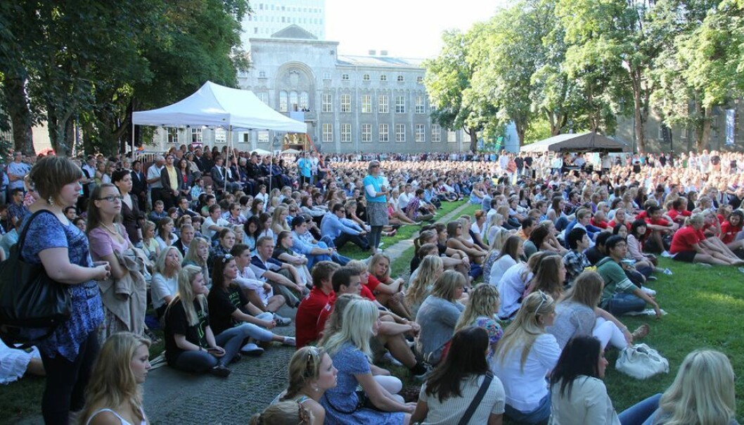 Nybakte studenter på den grønne plen under immatrikulering ved NTNU: Nå er det flere av dem ved norske universiteter enn noensinne.