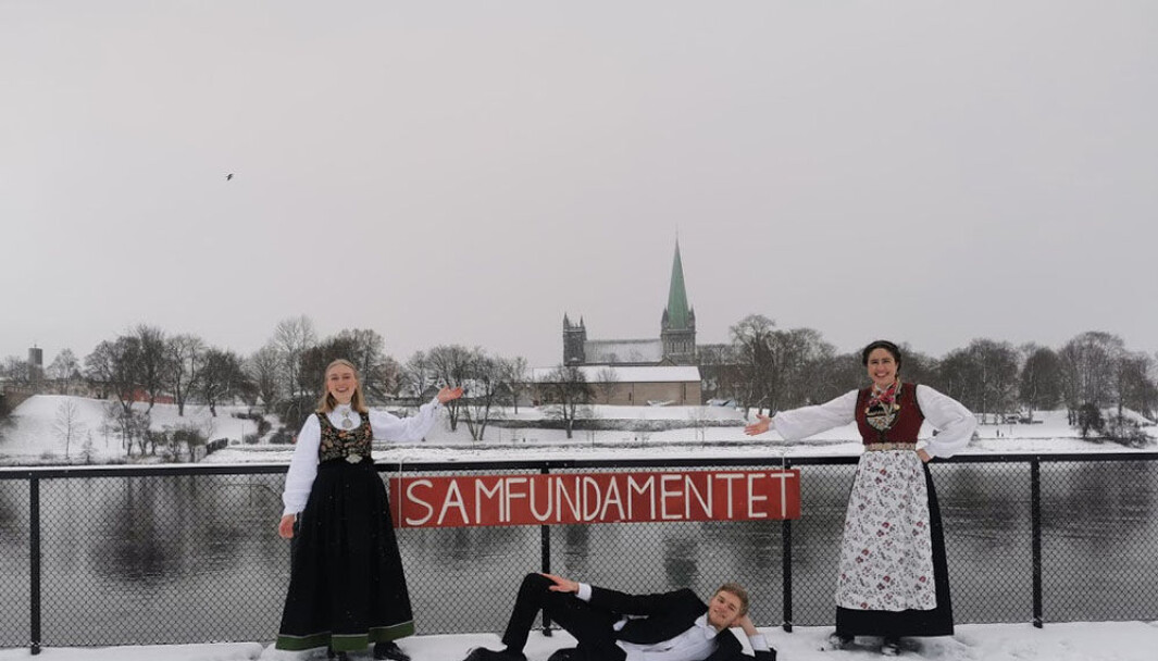 - Den siste tiden har virkelig vist oss hvor kritisk det er å sikre kvikkleirefelt som dette, derfor føles det spesielt viktig å kunne åpne fyllinga i dag, sier Karen Mjør, leder i Studentersamfundet (til høyre) Med på feiringa var også Nina Salvesen og Sverre Heimstad Sørgjerd. - Den siste tiden har virkelig vist oss hvor kritisk det er å sikre kvikkleirefelt som dette, derfor føles det spesielt viktig å kunne åpne fyllinga i dag, sier Karen Mjør, leder i Studentersamfundet (til høyre) Med på feiringa var også Nina Salvesen og Sverre Heimstad Sørgjerd.