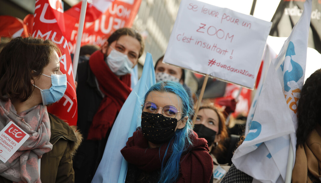 Studenter protesterer: Å våkne opp til ei Zoom-forelesning er en fornærmelse! Studenter protesterer: Å våkne opp til ei Zoom-forelesning er en fornærmelse!