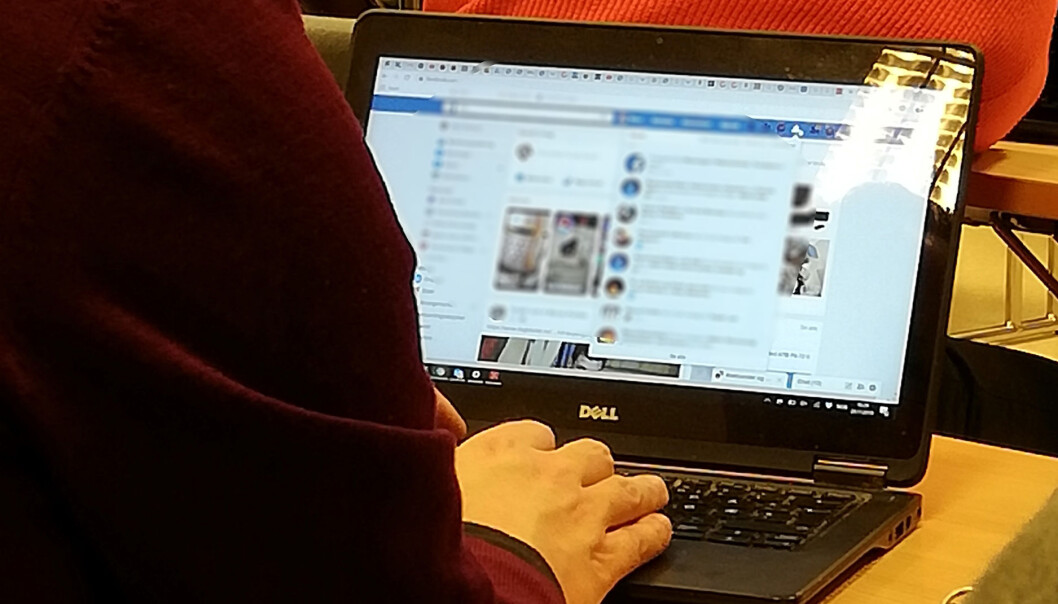 Her sitter Øyvind Eikrem på et instituttmøte, uvitende om at en kollega tar bilde av ham. Her sitter Øyvind Eikrem på et instituttmøte, uvitende om at en kollega tar bilde av ham.