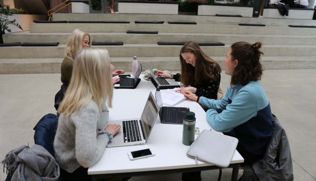Leder for forsvarergruppen i advokatforeningen sier studenter som fungerer som meddommere i rettsak i større grad må kompenseres for tapt tid på studier. Leder for forsvarergruppen i advokatforeningen sier studenter som fungerer som meddommere i rettsak i større grad må kompenseres for tapt tid på studier.