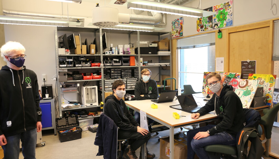 Eskil Dybvik (f.v.) leder Hackerspace. Alexander Navasca Skinstad, Ola Horg Jacobsen og Christian Templen Grave sitter på vakt første åpningsdag for semesteret. Eskil Dybvik (f.v.) leder Hackerspace. Alexander Navasca Skinstad, Ola Horg Jacobsen og Christian Templen Grave sitter på vakt første åpningsdag for semesteret.