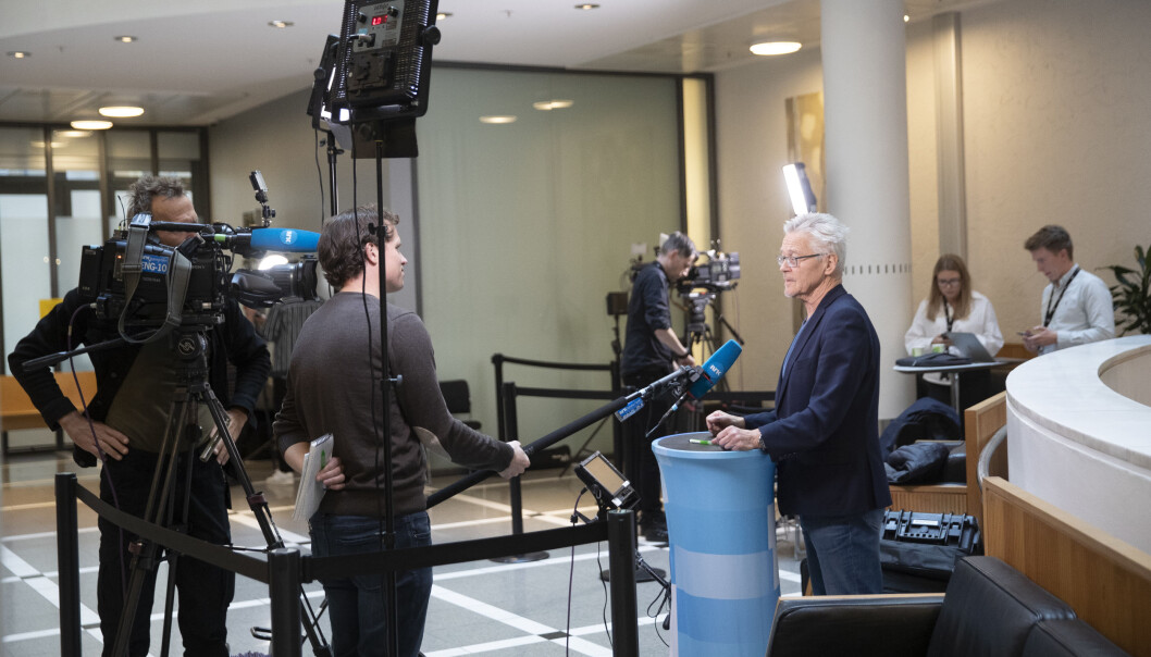 - Kva grunnar media har til å kontakta meg, er ikkje eg den rette til å svara på, skriv Sylfest Lomheim i dette tilsvaret til Vangsnes. Her vert Lomheim intervjua i samband med Bertheussen-saka, kor han var innkalla som sakkunnig vitne. - Kva grunnar media har til å kontakta meg, er ikkje eg den rette til å svara på, skriv Sylfest Lomheim i dette tilsvaret til Vangsnes. Her vert Lomheim intervjua i samband med Bertheussen-saka, kor han var innkalla som sakkunnig vitne.