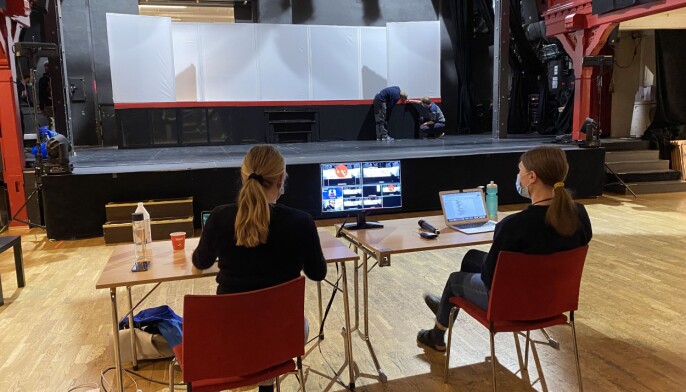 Revysjef og regissør Jenny Bleken Hellerud og revysjef Marit Lindstad forbereder den digitale sendinga av revyen. Revysjef og regissør Jenny Bleken Hellerud og revysjef Marit Lindstad forbereder den digitale sendinga av revyen.