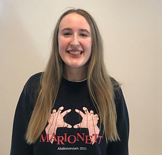 Økonomisjef og skuespiller Anna Roarsen håper at tilskuere kan samle noen venner og se på revyen sammen. Økonomisjef og skuespiller Anna Roarsen håper at tilskuere kan samle noen venner og se på revyen sammen.