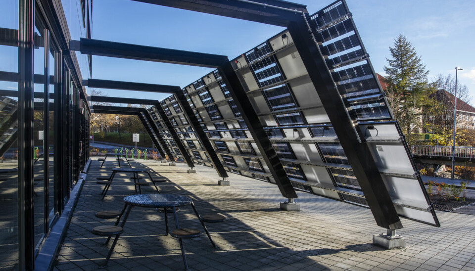 Dette er bare noen av solcellepanelene som genererer elektrisitet for det nye bygget.