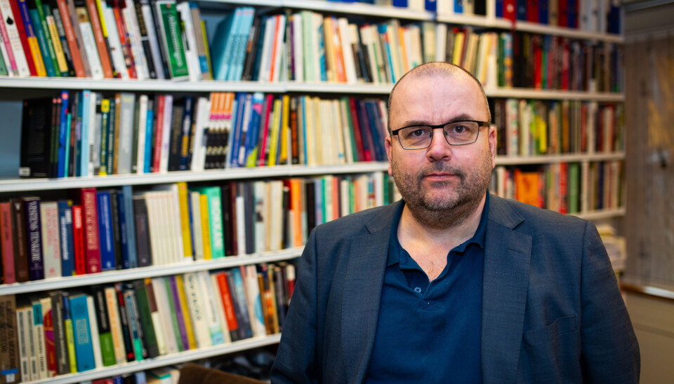 - Kunstig intelligens (KI) er den utløsende årsaken til at jeg ikke lenger ser på hjemmeeksamen som aktuelt, men allerede for flere år siden begynte min skepsis å vokse, skriver Arve Hjelseth.