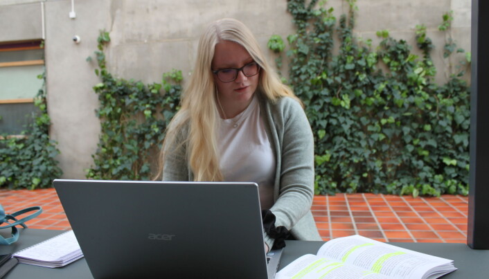 For Marita har digital undervisning ikke bare vært negativt. Nå sitter hun også på campus og jobber noen dager i uka. For Marita har digital undervisning ikke bare vært negativt. Nå sitter hun også på campus og jobber noen dager i uka.