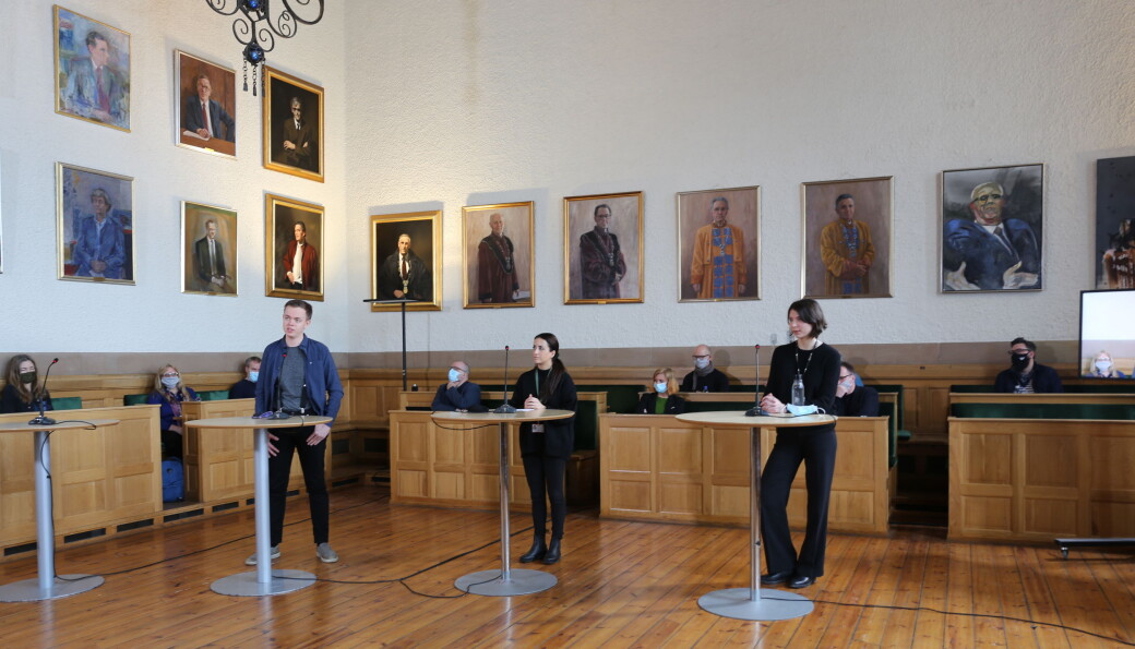 Ærverdige omgivelser pyntet med munnbind. Tre deltok fra de midlertidige vitenskapelig ansatte: Amund Bergland Kvalsvik, Atefe R. Tari og Idd Andrea Christensen Debatten ble arrangert av UA i samarbeid med NTNUs kommunikasjonsavdeling.. Ærverdige omgivelser pyntet med munnbind. Tre deltok fra de midlertidige vitenskapelig ansatte: Amund Bergland Kvalsvik, Atefe R. Tari og Idd Andrea Christensen Debatten ble arrangert av UA i samarbeid med NTNUs kommunikasjonsavdeling..
