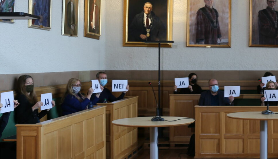 Spørsmålet kandidatene ble stilt var: Er NTNU for toppstyrt? Ingrid Bouwer Utne sees bak grønt munnbind til venstre, svarer ja. Bjørn Skallerud er den eneste på bildet som holder opp et NEI.