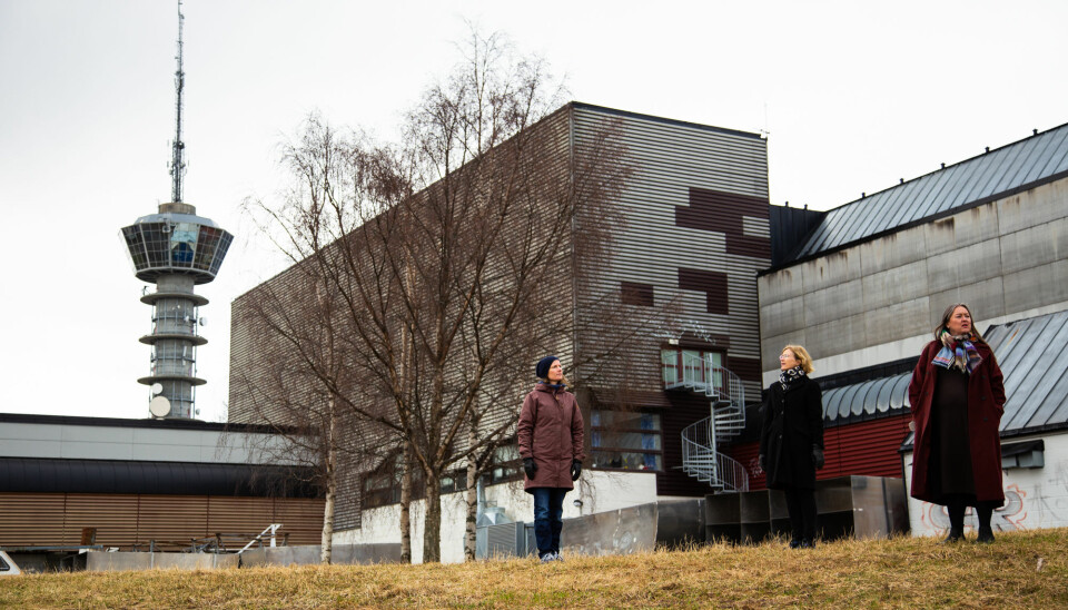 De har levd godt med de nåværende bygningene i mange år, men de tre naboene mener Ocean Space Centre blir for gigantisk. Fra venstre: Karin Dyrstad, Marit Sjølie og Line Vaarum.
