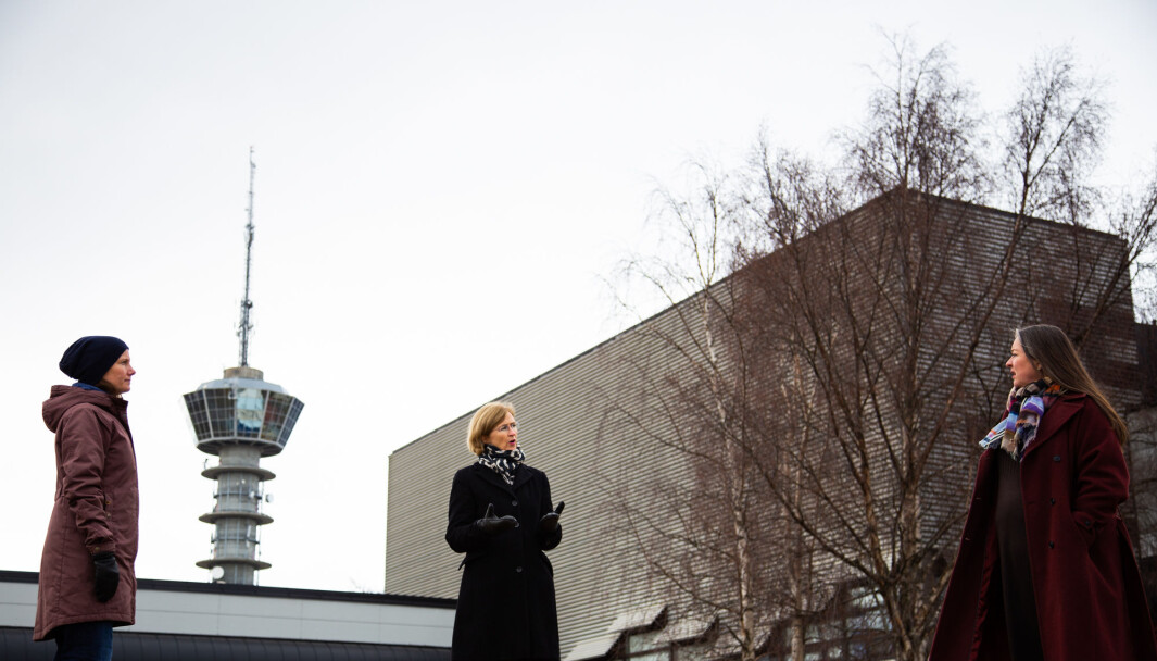 Naboene til bygget, fra venstre: Karin Dyrstad, Marit Sjølie og Line Vaarum sa til UA i mars at de har levd godt med dagens bygninger, men mener Ocean Space Centre blir for gigantisk. Naboene til bygget, fra venstre: Karin Dyrstad, Marit Sjølie og Line Vaarum sa til UA i mars at de har levd godt med dagens bygninger, men mener Ocean Space Centre blir for gigantisk.