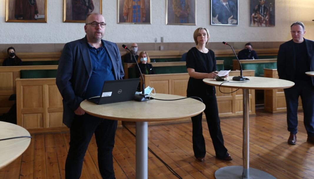 Stilte til valg, nå innstilt til avskjedigelse: Øyvind Eikrem (til høyre) her avbildet under Universitetsavisas valgdebatt for en plass i NTNU-styret. Nå skal samme styre få avskjedigelsen av ham til behandling senere i høst, dersom ansettelsesutvalget ved SU-fakultetet beslutter å gå videre med saken. Arve Hjelseth, som også stilte til valg, er nytt medlem i dette utvalget. I midten Brita Fladvad Nielsen. Stilte til valg, nå innstilt til avskjedigelse: Øyvind Eikrem (til høyre) her avbildet under Universitetsavisas valgdebatt for en plass i NTNU-styret. Nå skal samme styre få avskjedigelsen av ham til behandling senere i høst, dersom ansettelsesutvalget ved SU-fakultetet beslutter å gå videre med saken. Arve Hjelseth, som også stilte til valg, er nytt medlem i dette utvalget. I midten Brita Fladvad Nielsen.