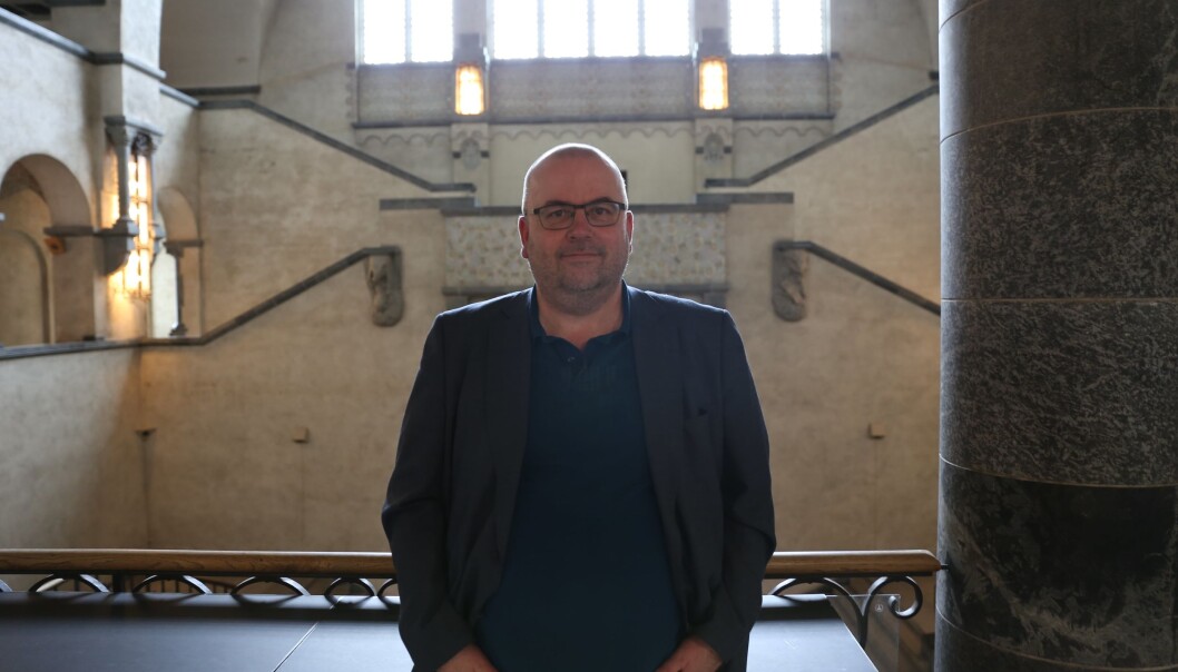 - Jeg har av og til spurt forskere som for eksempel har pirket i «politisk korrekte» konklusjoner på felt som kjønn og likestilling om hva slags reaksjoner de har fått. Få har rapportert om ubehageligheter, men enkelte har svart at tausheten de er blitt møtt med kan være like talende som eksplisitt opposisjon, skriverArve Hjelseth. - Jeg har av og til spurt forskere som for eksempel har pirket i «politisk korrekte» konklusjoner på felt som kjønn og likestilling om hva slags reaksjoner de har fått. Få har rapportert om ubehageligheter, men enkelte har svart at tausheten de er blitt møtt med kan være like talende som eksplisitt opposisjon, skriverArve Hjelseth.