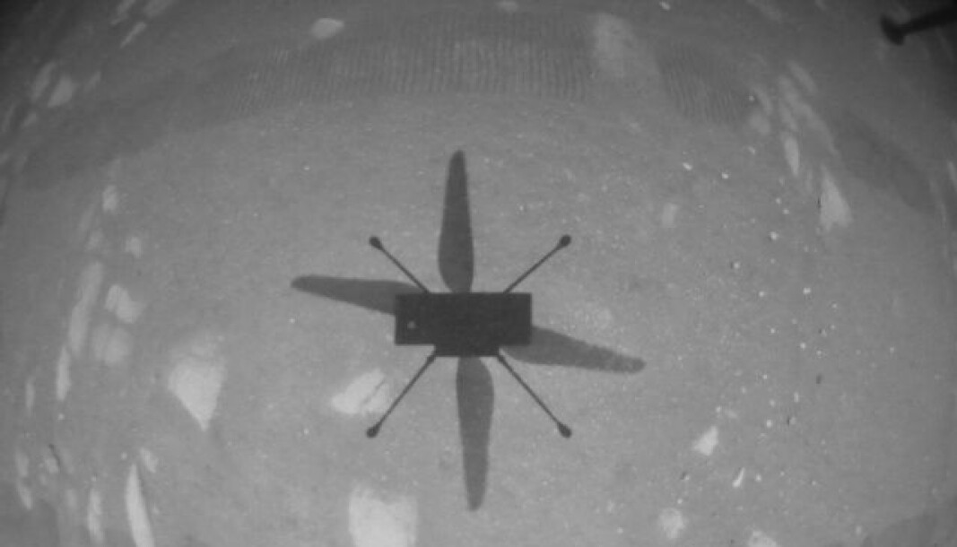 Skyggen til dronehelikopteret Ingenuity på sin første flyreise på Mars, 118 åre etter at mennesket føy på Jorda for førte gang. Skyggen til dronehelikopteret Ingenuity på sin første flyreise på Mars, 118 åre etter at mennesket føy på Jorda for førte gang.