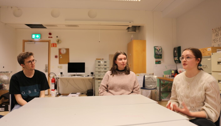 (F.v.) Jonas Elisabethsønn Antonsen, Dina Venn Iversen og Martha Løseth Borgen er alle enormt takknemlige for å ha hatt såpass mye fysisk undervisning som de har dette semesteret. (F.v.) Jonas Elisabethsønn Antonsen, Dina Venn Iversen og Martha Løseth Borgen er alle enormt takknemlige for å ha hatt såpass mye fysisk undervisning som de har dette semesteret.