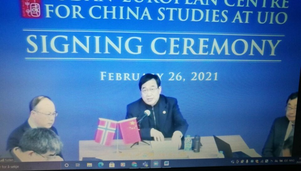 Rektor Xu Ningsheng ved Fudan University held tale før han den 26. februar underskriv avtalen med Universitetet i Oslo, som gjer UiO til vert for Fudan-European Centre for China Studies. Til venstre sit viserektor Chen Zhimin. I dag opnar senteret offisielt på UiO. (Arkivfoto)