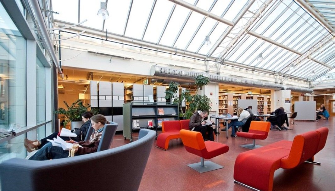 Friske farger i avslappende omgivelser på biblioteket på Dragvoll: Ett av NTNUs 15 campusbibliotek. Arkivbilde. Friske farger i avslappende omgivelser på biblioteket på Dragvoll: Ett av NTNUs 15 campusbibliotek. Arkivbilde.