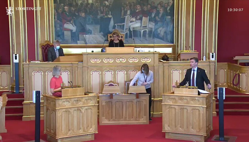 Nina Sandberg og Henrik Asheim debatterte i flere runder. Nina Sandberg og Henrik Asheim debatterte i flere runder.