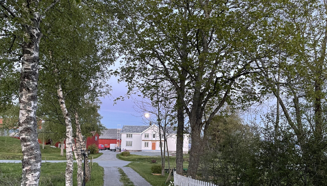 Eide gård sørvendt ned mot Stjørnfjorden, et par kilometer øst for Austrått. Det skal være en av de få gårdene som var befolket under og etter Svartedauen, da som sorenskrivergård under Austrått. Eide gård sørvendt ned mot Stjørnfjorden, et par kilometer øst for Austrått. Det skal være en av de få gårdene som var befolket under og etter Svartedauen, da som sorenskrivergård under Austrått.