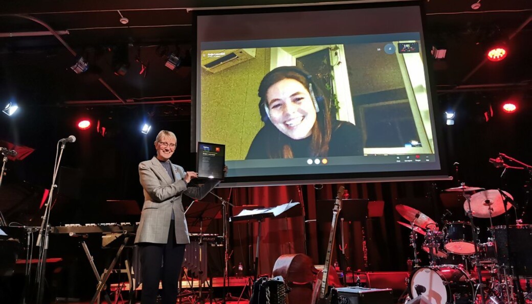 Rektor ved NTNU Anne Borg utnevner Anja Lauvdal til NTNU-ambassadøren for 2020 under Jazzfest. Rektor ved NTNU Anne Borg utnevner Anja Lauvdal til NTNU-ambassadøren for 2020 under Jazzfest.