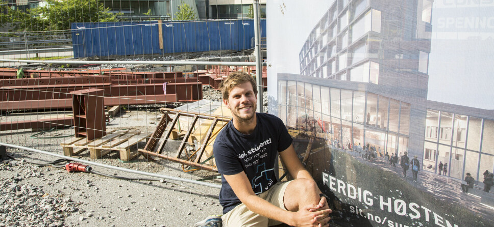 Oskar Sunde, her foran det nye studenthuset som er under oppføring på campus.