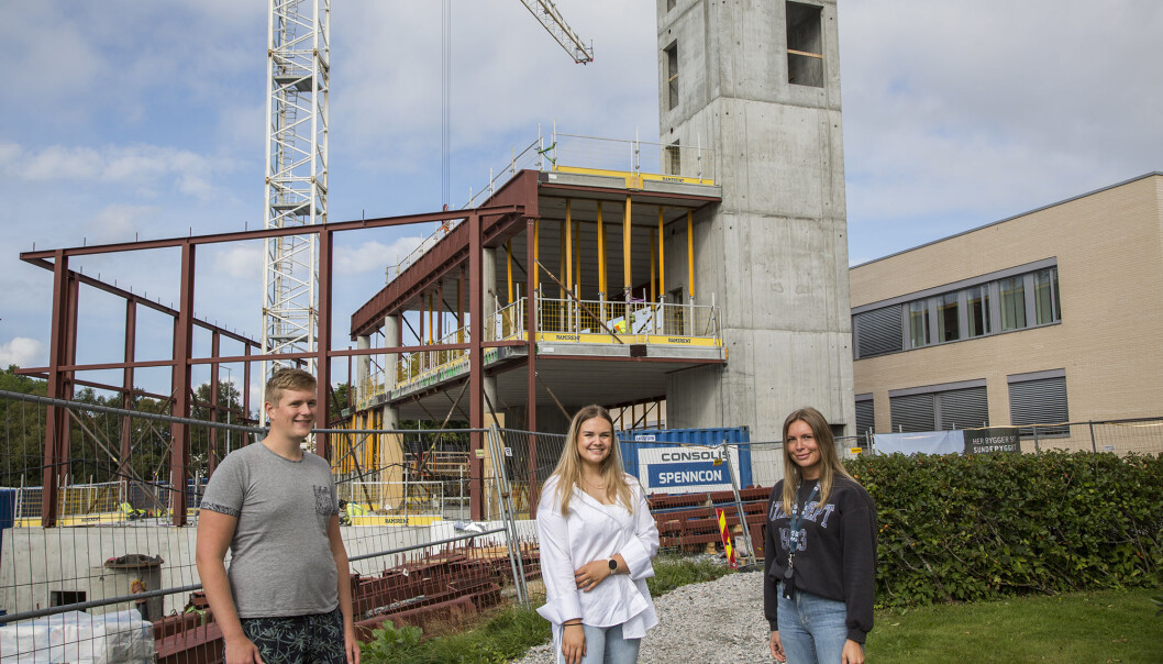 Tom André Helvig, Rachel Helset og Malene Ramberg foran det som skal bli Ålesunds store studenthus. Tom André Helvig, Rachel Helset og Malene Ramberg foran det som skal bli Ålesunds store studenthus.