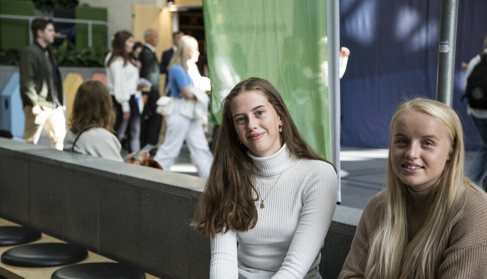 Det så ut som Anette Johannessen og Ida Sørheim hadde kjent hverandre alltid der de satt sammen og ventet på seremonien. Da de skjønte at begge var på vei til campus Ålesund, kom de i prat.