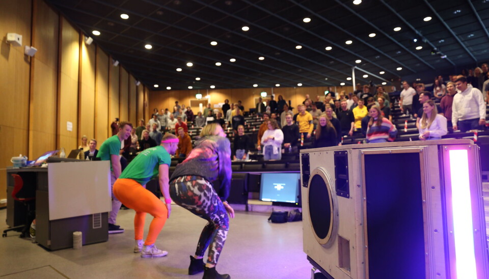 Linjeforeningen Elektra har bygd sin egen partymaskin, som de dro fram for de nye studentene.