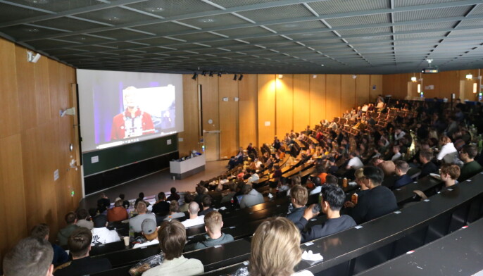Elektrostudentene så immatrikuleringsstreamen sammen i forelesningssalen F1. Elektrostudentene så immatrikuleringsstreamen sammen i forelesningssalen F1.