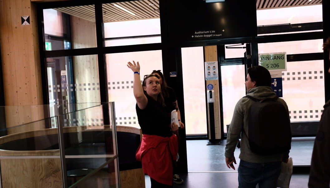 Det var ikke alt det var like lett å få med seg, slik som hva det er som befinner seg i taket her. Det alle derimot fikk med seg var at det var opptatt i auditorium S206 der fadder Thea Urne uforvarende åpnet døren. Det var ikke alt det var like lett å få med seg, slik som hva det er som befinner seg i taket her. Det alle derimot fikk med seg var at det var opptatt i auditorium S206 der fadder Thea Urne uforvarende åpnet døren.